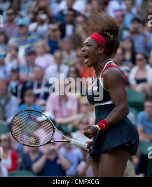 4. August 2012 - feiert London, England, Vereinigtes Königreich - SERENA WILLIAMS (USA) nach dem Gewinn der Goldmedaille im Damen Tennis gegen Maria Scharapowa (RUS) in London Olympics 2012 in Wimbledon. (Kredit-Bild: © Paul Kitagaki Jr./ZUMAPRESS.com) Stockfoto