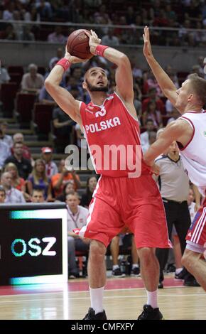 Sopot, Polen 4. August 2012 internationale Sopot Korb Tasse bei ERGO Arena Sporthalle in Sopot.  Marcin Gortat (13) in Aktion während Polen V Lettland Spiel. Stockfoto