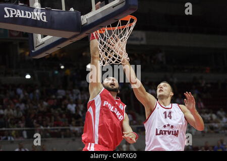 Sopot, Polen 4. August 2012 internationale Sopot Korb Tasse bei ERGO Arena Sporthalle in Sopot.  Marcin Gortat (13) im Kampf gegen Kasparas Berzins (14) in Polen V Lettland Spiel. Stockfoto