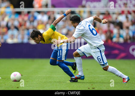 Newcastle, UK. Samstag, 4. August 2012. Neymar von Brasilien ist von Arnold Peralta während die Olympia Fußball Männer Quartal Endspiel zwischen Brasilien und Honduras aus St James Park gejagt. Brasilien versammelt, um zurückzukommen und gewinnen das Spiel 3: 2 und ging durch das Halbfinale des Turniers. Stockfoto