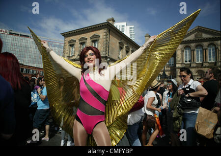 Ein Mann mit Gold Angel Wings im Belfast 2012 Pride Festival, im Custom House Square statt gekleidet. Belfast, Samstag, 4. August 2012. Die jährlichen Belfast Stolz ist das grösste Kreuz Gemeinschaft Karnevalsumzug in Belfast. Das Thema in diesem Jahr "war Stolz auf See"! Stockfoto