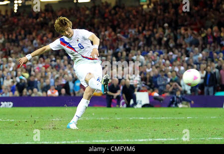 04.08.2012 Cardiff, Wales. Südkorea Mittelfeldspieler Ki Sung-Yueng (Celtic F.C.) Ergebnisse den entscheidenden Penalty kick und dann feiert mit seinem Team bei den Olympischen Fußball Herren Quartal Endspiel zwischen TeamGB und Südkorea. Südkorea gewinnen einen sehr engen Match 5: 4 im Elfmeterschießen, nachdem die übereinstimmenden 1: 1 nach Verlängerung beendet. Südkorea nun damit fortfahren, das Halbfinale, wo sie spielen, Brasilien, Honduras 3: 2 schlagen. Stockfoto