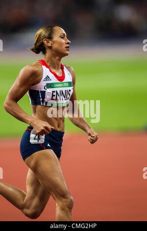 Jessica Ennis (GBR)-Goldmedaillen-Gewinner im Wettbewerb im Siebenkampf 800m bei den Olympischen Sommerspielen 2012 in London Stockfoto