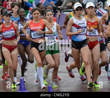 05.08.2012. London England.  Deutschlands Irina Mikitenko (3. L) und anderen Konkurrenten während der Frauen Marathon als Teil der London 2012 Olympische Spiele Leichtathletik, Track und Feld-Ereignisse, London, Großbritannien, 5. August 2012 ausgeführt. Stockfoto