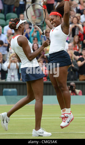 05.08.2012. Wimbledon, London England. Olympischen Spiele 2012 in London-Tennis-Turnier.  Venus und Serena Williams gewinnen die Damen Doppel Finale und gold Medaille Stockfoto