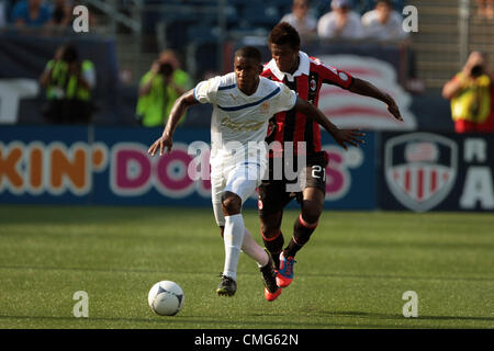 04.08.2012. Massachusetts, USA.  CD Olimpia Fabio de Souza (4) bricht aus Milanss Kevin Constant (21). AC Milan spielte CD Olimpia an Gillette Stadium in Foxborough, Massachusetts am 4. August 2012. Stockfoto