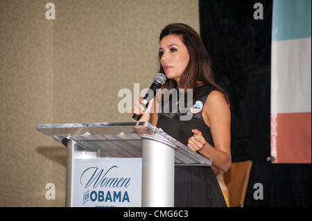 Orlando, Florida, USA, Sonntag, 5. August 2012. Frauen stimmen 2012 Gipfel. Schauspielerin Eva Longoria spricht mit Wählerinnen. Alle Umfragen zeigen wie wichtig Frauen stimmen Sie für US-Präsident Barack Obama. Um Frauen Abstimmung zu energetisieren, beschreibt Eva Longoria Frauenfragen geht es bei der kommenden Wahl: gleicher Lohn, geschlechtsbedingter Diskriminierung im Gesundheitswesen, die Rechte der Frauen. Stockfoto