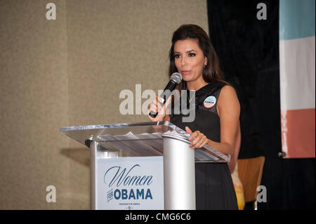 Orlando, Florida, USA, Sonntag, 5. August 2012. Frauen stimmen 2012 Gipfel. Schauspielerin Eva Longoria spricht mit Wählerinnen. Alle Umfragen zeigen wie wichtig Frauen stimmen Sie für US-Präsident Barack Obama. Um Frauen Abstimmung zu energetisieren, beschreibt Eva Longoria Frauenfragen geht es bei der kommenden Wahl: gleicher Lohn, geschlechtsbedingter Diskriminierung im Gesundheitswesen, die Rechte der Frauen. Stockfoto