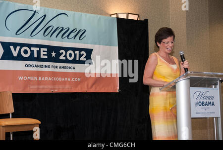 Orlando, Florida, USA, Sonntag, 5. August 2012. Frauen stimmen 2012. Senior Berater von Präsident Obama, Valerie Jarrett. Nach einem Moment der Stille, Opfer der neuesten Masse Dreharbeiten zu Ehren, die in einem Sikh-Tempel of Wisconsin stattfand, unterstreicht Valerie Jarrett US-Präsident Barack Obama Position für die Rechte der Frauen. Um Frauen Abstimmung zu energetisieren, Jarrett bespricht Frauenfragen geht es bei der kommenden Wahl: equal Pay, Diskriminierung aufgrund des Geschlechts im Gesundheitswesen, Frauenfragen und wie Präsident Obama richtet sich jeweils. Stockfoto