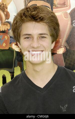 Billy Unger im Ankunftsbereich für PARANORMAN Premiere, Universal City Walk Kinos, Los Angeles, CA 5. August 2012. Foto von: Michael Germana/Everett Collection Stockfoto