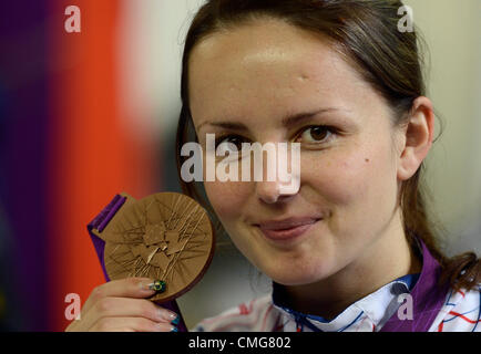 Bronzemedaillengewinner Adela Sykorova der Tschechischen Republik, während der Siegerehrung für die Frauen 50 m Gewehr 3 Stellungen Ereignis, bei den Olympischen Spielen 2012 Samstag, 4. August 2012, in London, Großbritannien. (Foto/Michal Kamaryt CTK) Stockfoto