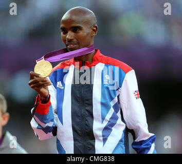 MO FARAH MIT GOLDMEDAILLE Stockfoto