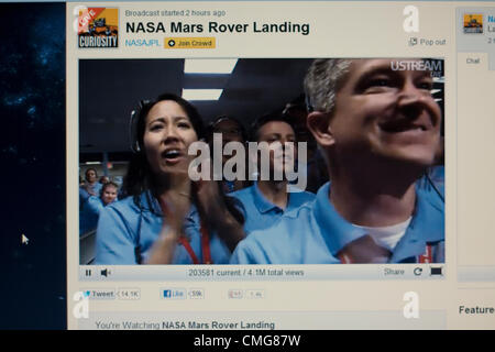 Montag, 6. August 2012. USA. Einen live Stream der NASA Mars Rover Landung. Abgebildet ist eine Computer-Ansicht der in der Leitwarte des Jet Propulsion Laboratory am California Institute of Technology in Pasadena Kalifornien Minuten nachdem der Rover Curiosity auf der Oberfläche des Mars landete. Stockfoto