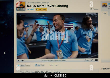 6. August 2012. USA. Live-Stream der NASA Mars Rover Landung. Eine Computer-Ansicht der NASA-Ingenieure feiern in der Leitwarte des Jet Propulsion Laboratory am California Institute of Technology in Pasadena Kalifornien Sekunden nachdem der Rover Curiosity landete sicher auf der Oberfläche des Mars. Stockfoto