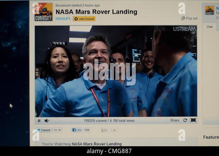 6. August 2012. USA. Live-Stream der NASA Mars Rover Landung. Computer Bildschirm Blick auf NASA-Ingenieure feiern in der Leitwarte des Jet Propulsion Laboratory am California Institute of Technology in Pasadena Kalifornien Sekunden nachdem der Rover Curiosity sicher auf der Oberfläche des Mars landete Stockfoto