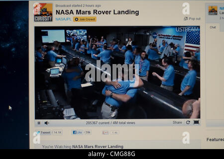 6. August 2012. USA. Live-Stream der NASA Mars Rover Landung. Computer Bildschirm Blick auf NASA-Ingenieure feiern in der Leitwarte des Jet Propulsion Laboratory am California Institute of Technology in Pasadena Kalifornien Sekunden nachdem der Rover Curiosity sicher auf der Oberfläche des Mars landete Stockfoto