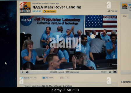 6. August 2012. USA. Live-Stream der NASA Mars Rover Landung. Computer Bildschirm Blick auf NASA-Ingenieure feiern in der Leitwarte des Jet Propulsion Laboratory am California Institute of Technology in Pasadena Kalifornien Sekunden nachdem der Rover Curiosity sicher auf der Oberfläche des Mars landete Stockfoto