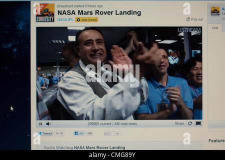 6. August 2012. USA. Live-Stream der NASA Mars Rover Landung. Eine Computer-Ansicht der NASA-Ingenieure feiern die ersten Bilder geschickt zurück in den Kontrollraum des Jet Propulsion Laboratory am California Institute of Technology in Pasadena Kalifornien Minuten nachdem der Rover Curiosity sicher auf der Oberfläche des Mars landete Stockfoto