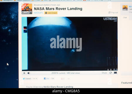 6. August 2012. USA. Live-Stream der NASA Mars Rover Landung. Computer Bildschirm Blick auf die ersten Bilder geschickt zurück in den Kontrollraum des Jet Propulsion Laboratory am California Institute of Technology in Pasadena Kalifornien Minuten nachdem der Rover Curiosity sicher auf der Oberfläche des Mars landete Stockfoto