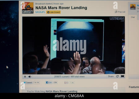 6. August 2012. USA. Live-Stream der NASA Mars Rover Landung. Ein Computerbildschirm anzeigen der NASA-Ingenieure, wie sie feiern die ersten Bilder geschickt zurück in den Kontrollraum des Jet Propulsion Laboratory am California Institute of Technology in Pasadena Kalifornien Minuten nachdem der Rover Curiosity sicher auf der Oberfläche des Mars landete Stockfoto