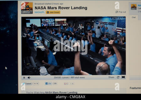 6. August 2012. USA. Einen live Stream der NASA Mars Rover Landung. Eine Computer-Ansicht der NASA-Ingenieure feiern in der Leitwarte des Jet Propulsion Laboratory am California Institute of Technology in Pasadena Kalifornien Sekunden nachdem der Rover Curiosity landete sicher auf der Oberfläche des Mars. Stockfoto
