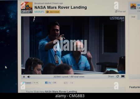 6. August 2012. USA. Live-Stream der NASA Mars Rover Landung. Eine Computer-Ansicht von Adam Steltzner EDL Ingenieur weist er sucht nach Bestätigung, die der Rover Curiosity sicher auf der Oberfläche des Mars gelandet Stockfoto