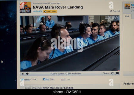 6. August 2012. USA. Live-Stream der NASA Mars Rover Landung. Eine Computer-Ansicht der in der Leitwarte des Jet Propulsion Laboratory am California Institute of Technology in Pasadena Kalifornien, wenige Minuten bevor der Rover Curiosity auf der Oberfläche des Mars landete Stockfoto