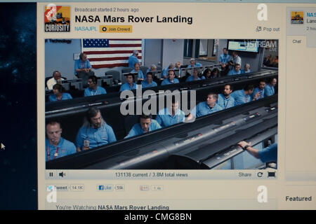 6. August 2012. USA. Einen live Stream der NASA Mars Rover Landung. Ein Computer-Bildschirm Blick auf in der Leitwarte des Jet Propulsion Laboratory am California Institute of Technology in Pasadena Kalifornien, wenige Minuten bevor der Rover Curiosity auf der Oberfläche des Mars landete. Stockfoto
