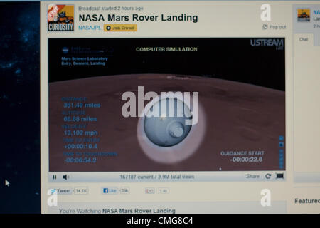 6. August 2012. USA. Einen live Stream der NASA Mars Rover Landung. Eine Computer-Ansicht der Mars Rover Neugier Landung. Dargestellt ist eine Computer-Simulation des Satelliten über der Oberfläche des Mars in die Atmosphäre. Stockfoto