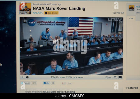 6. August 2012. USA. Live-Stream der NASA Mars Rover Landung. Ein Computer-Bildschirm Blick auf in der Leitwarte des Jet Propulsion Laboratory am California Institute of Technology in Pasadena, Kalifornien Minuten bevor der Rover Curiosity auf der Oberfläche des Mars landete. Stockfoto