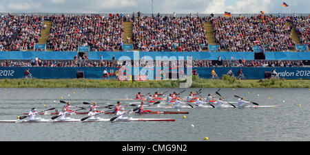 Eton Dorney, Berkshire, England, UK. Montag, 6. August 2012. Carolin Leonhardt, konkurrieren Franziska Weber, Katrin Wagner-Augustin und Tina Dietze (R) Deutschland in der Frauen Kajak vier (K4) 500m Wärme der Kanu-Sprint-Events in Eton Dorney bei den Olympischen Spielen 2012 in London. Stockfoto