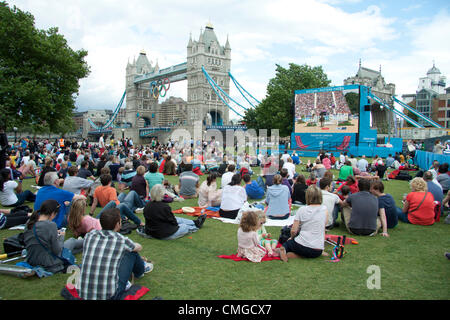 6. August 2012. London UK. Eine große Menge von Zuschauern sehen Reitsport Olympische Disziplinen auf einem großen Bildschirm an der Töpfer Felder ordentlich Tower bridge Stockfoto