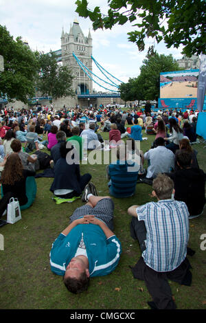 6. August 2012. London UK. Eine große Menge von Zuschauern sehen Reitsport Olympische Disziplinen auf einem großen Bildschirm an der Töpfer Felder ordentlich Tower bridge Stockfoto