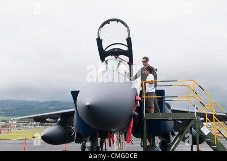 Mitglieder des 65th Air Base Wing und der portugiesischen Luftwaffe begrüßen lokale Besucher während einer Open House-Veranstaltung im Lajes Field, die im Rahmen des Praia fest auf Terceira Island, Azoren, stattfindet. Stockfoto