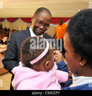 PORT ELIZABETH, Südafrika: Correctional Services Minister Sbu Ndebele besucht Gefangenen während eines Besuchs in St. Albans Justizvollzugsanstalt am 6. August 2012 in Port Elizabeth, Südafrika. Der Minister auch Pakete an Mütter für Frauen Monat ausgehändigt. (Foto von Gallo Images / Foto24 / Werner Hügel) Stockfoto