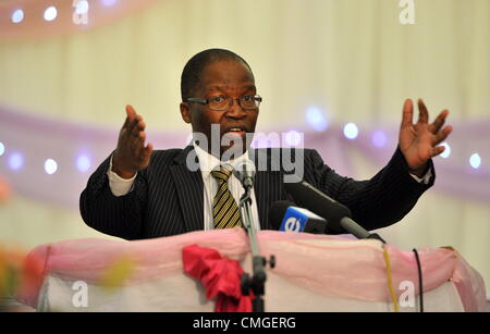 PORT ELIZABETH, Südafrika: Correctional Services Minister Sbu Ndebele befasst sich mit Gefangenen während eines Besuchs in St. Albans Justizvollzugsanstalt am 6. August 2012 in Port Elizabeth, Südafrika. Der Minister auch Pakete an Mütter für Frauen Monat ausgehändigt. (Foto von Gallo Images / Foto24 / Werner Hügel) Stockfoto