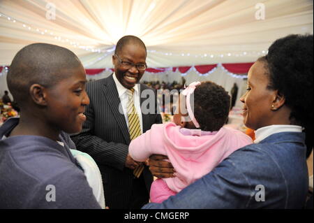 PORT ELIZABETH, Südafrika: Correctional Services Minister Sbu Ndebele besucht Gefangenen während eines Besuchs in St. Albans Justizvollzugsanstalt am 6. August 2012 in Port Elizabeth, Südafrika. Der Minister auch Pakete an Mütter für Frauen Monat ausgehändigt. (Foto von Gallo Images / Foto24 / Werner Hügel) Stockfoto