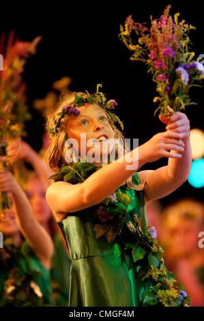 Montag, 6. August 2012 jungen tanzen "Blumenmädchen" "an der National Eisteddfod of Wales. Diese jährliche Kulturfestival findet in diesem Jahr auf einem stillgelegten Flugplatz in Wellenplan, in der Vale of Glamorgan, am Stadtrand von Cardiff Foto © Keith Morris Stockfoto