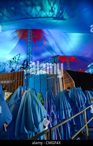 Montag, 6. August 2012 die Gorsedd von den Barden warten auf der Bühne bei The National Eisteddfod of Wales gehen findet in diesem Jahr auf einem stillgelegten Flugplatz in Wellenplan, in der Vale of Glamorgan, am Stadtrand von Cardiff Foto © Keith Morris Stockfoto