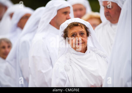 Montag, 6. August 2012 Mitglieder die Gorsedd Barden, tragen ihre zeremonielle Roben an der National Eisteddfod of Wales. Diese jährliche Kulturfestival findet in diesem Jahr auf einem stillgelegten Flugplatz in Wellenplan, in der Vale of Glamorgan, am Stadtrand von Cardiff Foto © Keith Morris Stockfoto