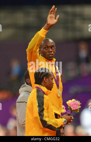 6. August 2012. LONDON, ENGLAND - 6 AUGUST Usain Bolt aus Jamaika bei der Siegerehrung der Mens 100m während der Abendsession der Leichtathletik bei den Olympischen Stadion am 6. August 2012 in London, England-Foto von Roger Sedres / Gallo Images Stockfoto