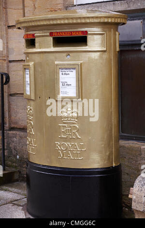 UK Montag, 6. August 2012. Königliche Post Gold lackiert Briefkasten am Sherborne, Dorset, Olympiasieger Peter Wilson zu erkennen Stockfoto