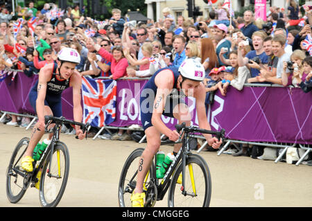 7. August 2012. Hyde Park Corner, London, UK. 7. August 2012. Die Brownlee-Brüder führen in der Phase des Zyklus. Die Männer-Triathlon findet statt durch und um Hyde Park. Bildnachweis: Matthew Chattle / Alamy Live News Stockfoto