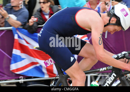 7. August 2012. Hyde Park Corner, London, UK. 7. August 2012. Einer der Gebrüder Brownlee, Reiten in der Phase des Zyklus. Die Männer-Triathlon findet statt durch und um Hyde Park. Bildnachweis: Matthew Chattle / Alamy Live News Stockfoto