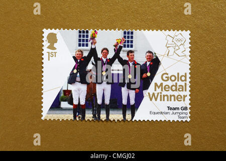 UK Dienstag, 7. August 2012. Nick Skelton, Ben Maher, Scott Brash und Pete Charles Ehre Goldmedaille Sieger Team GB Reitsport Springen Team-Event - Stempel. Stempel gekauft und steckte auf Gold Olympische Unterstützer zukommen. Bildnachweis: Carolyn Jenkins / Alamy Live News Stockfoto