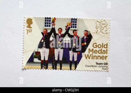 UK Dienstag, 7. August 2012. Briefmarke zu Ehren Goldmedaille Sieger Team GB Reitsport Springen Team-Event. Stempel gekauft und auf weißen Olympischen Unterstützer zukommen fest. Bildnachweis: Carolyn Jenkins / Alamy Live News Stockfoto