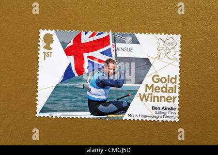 UK Dienstag, 7. August 2012. Briefmarke zu Ehren Goldmedaillengewinner Ben Ainslie bei den Segeln Finn Herren Schwergewichts-Jolle. Stempel gekauft und steckte auf Gold Olympische Unterstützer zukommen. Bildnachweis: Carolyn Jenkins / Alamy Live News Stockfoto