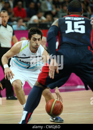 6. August 2012. 06.08.2012. London England. Facundo Campazzo von Argentinien (L) kämpft um den Ball mit Carmelo Anthony der Vereinigten Staaten bei der London 2012 Olympische Spiele Basketball Competition in London, Großbritannien, 6. August 2012. Stockfoto