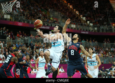 6. August 2012. 06.08.2012. London England. Facundo Campazzo (C-L) von Argentinien kämpft um den Ball mit Deron Williams von den Vereinigten Staaten bei der London 2012 Olympische Spiele Basketball Competition in London, Großbritannien, 6. August 2012. Stockfoto