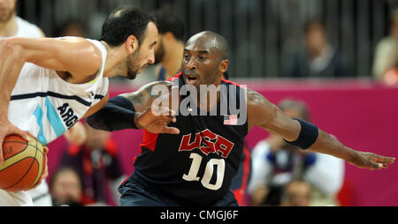 6. August 2012. 06.08.2012. London England. Manu Ginobili von Argentinien (L) kämpft um den Ball mit Kobe Bryant von den Vereinigten Staaten bei der London 2012 Olympische Spiele Basketball Competition in London, Großbritannien, 6. August 2012. Stockfoto